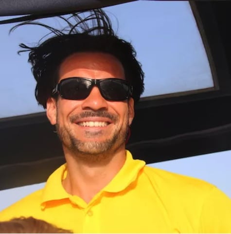 Skipper Konrad steuert ein Segelboot im Sailwithus-T-Shirt